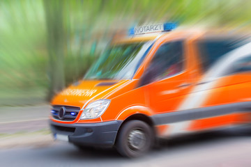 Ein Krankenwagen bei schneller Fahrt - obrazy, fototapety, plakaty