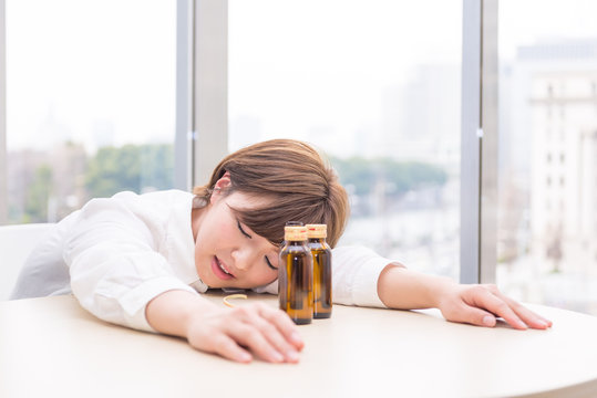 「突っ伏す」の写真素材 | 205件の無料イラスト画像 | Adobe Stock