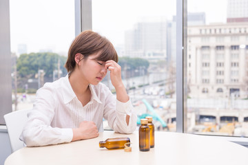 栄養ドリンクと女性