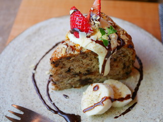 Chocolate banana cake riding of strawberry