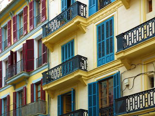 Obraz premium bunte historische Hausfassaden in der Altstadt von Palma de Mallorca