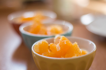 Orangenjoghurt am Frühstückstisch