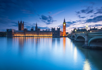 Fototapeta premium Big Ben i Houses of Parliament w nocy w Londynie, UK
