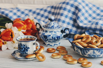Чайный сервиз с синим узором и тарелка с бубликами