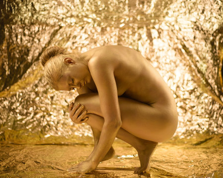 Femme en or sur fond dor&eacute;