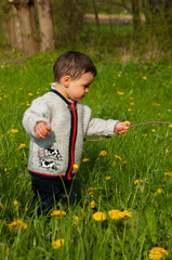Kleiner Junge in der Natur