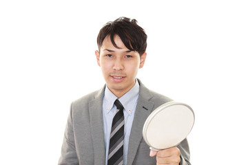 Naklejka premium 手鏡を持つ男性