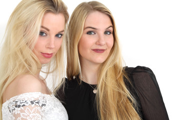 zwei junge blonde Frauen 