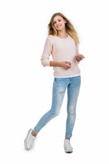 lebensfrohe junge blonde Frau