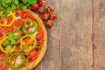 Selbstklebende Fototapete Pizzeria Leckere Pizza mit Paprika