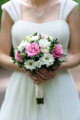Obraz na płótnie Canvas Beautiful bride with bouquet of flowers