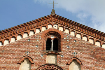 chiesa dell'Abbazia di Morimondo: bifora e decorazioni in ceramica