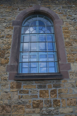 altes Fenster mit Fensterbogen und Doppelverglasung