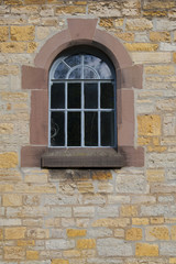 Fototapeta na wymiar halbrundes Fenster in gemauerter Wand