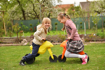 deux soeurs jouant dans le jardin