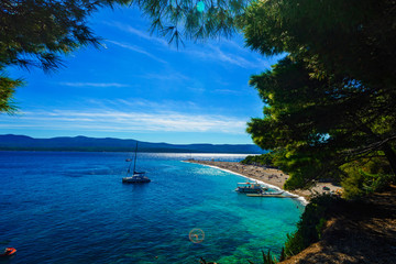 Prachtig zeegezicht aan de Adriatische baai met jachten en het strand van Zlatni rat