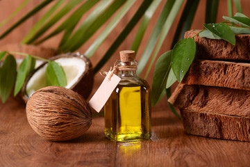 olio di cocco sul tavolo di legno