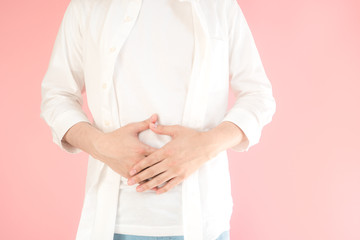 お腹を押さえる男性