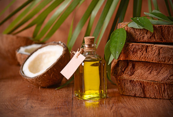 olio di cocco sul tavolo di legno