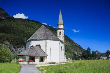 Fototapeta na wymiar Church in Italian Alps 