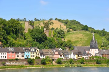 ドイツニーダーハイムバッハのハイムブルク城
カラフルな家が並ぶライン川沿いのニーダーハイムの街並に感激