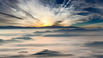 Keuken spatwand met foto Idyllic mountain landscape at misty dawn © rasica