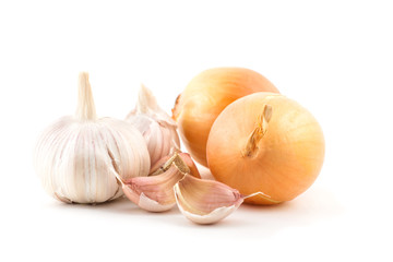 Чеснок и репчатый лук на белом фоне.