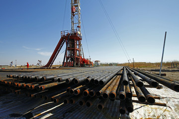 Oil pipe and oil drilling rig equipment
