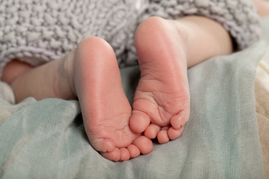 Füße eines neugeborenen Babys
