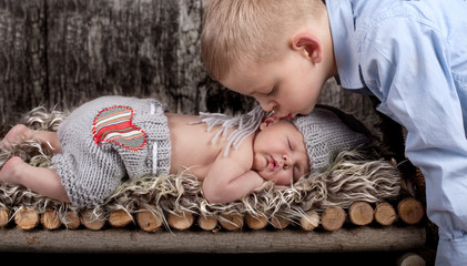 Geschwisterpaar, neugeborenes Baby mit großen Bruder