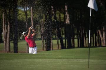 Obraz premium golfer hitting a sand bunker shot