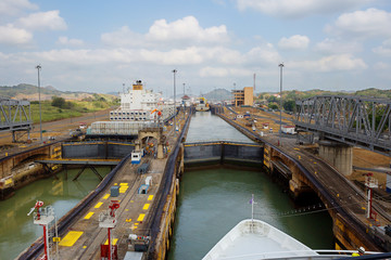 Первый шлюз Панамского канала со стороны Тихого...