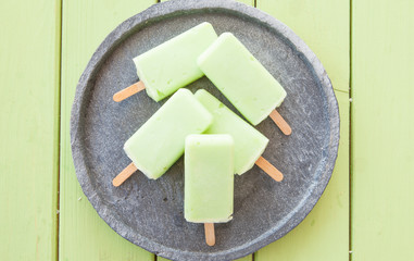 Hausgemachte Eis am Stiel