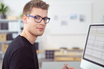 mann arbeitet am computer