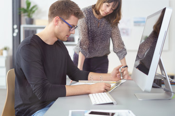 kollegen im büro besprechen die unterlagen