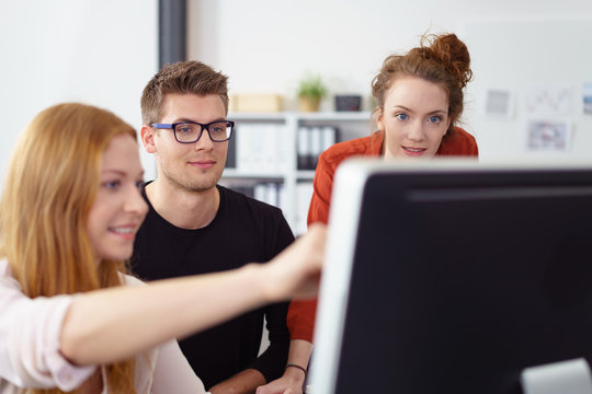 junge gesch&auml;ftsleute diskutieren eine idee am computer