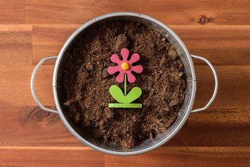 Symbolische Blume im Blumentopf