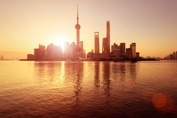 Obraz premium Skyline Pudong o wschodzie słońca, Szanghaj, Chiny.