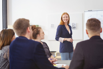 junges team entwickelt ideen am whiteboard