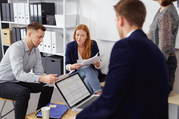 mitarbeiter besprechen sich in einem modernen unternehmen