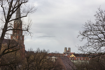 Fototapeta na wymiar Blick über München mit Kirchturm