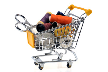 Chariot de supermarché avec des achats de matériel de couture