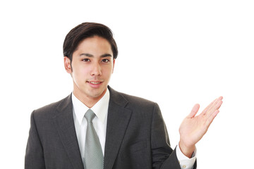 案内する笑顔のビジネスマン