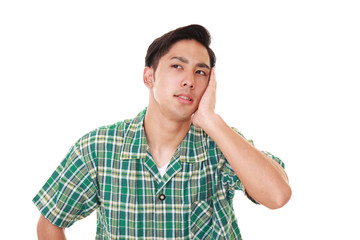 考え事をする男性