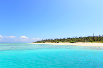 沖縄の青い海とさわやかな空