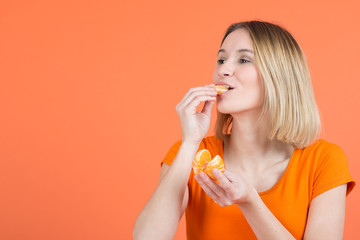 sportliche frau genießt frische mandarine © Racle Fotodesign