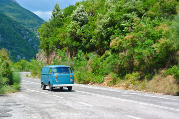 Obraz premium Oldtimer bus on mountain road