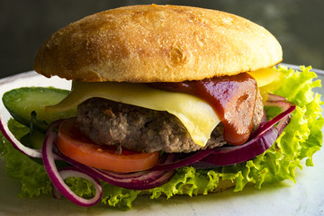 Hamburger mit Käse und Tomaten in Nahaufnahme