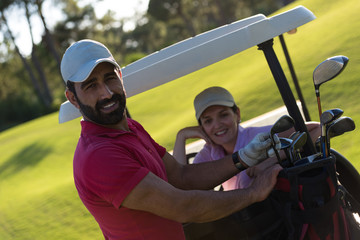 Naklejka premium couple in buggy on golf course