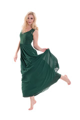 Naklejka premium Schöne blonde Frau im langen grünen Abendkleid - freigestellt- barfuß